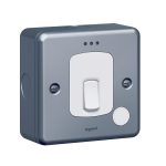 ليجراند - مفتاح سينرجي - 20 أمبير - مع مخرج كيبل - و لمبة بيان - Metalclad