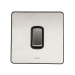 ليجراند - مفتاح مجوز سينرجي - 10 أمبير - 250 فولت - 3خط - وسط - Sleek - ستانليس ستيل