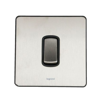 ليجراند - مفتاح مجوز سينرجي - 10 أمبير - 250 فولت - 3خط - وسط - Sleek - ستانليس ستيل