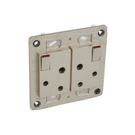 ليجراند - مخرج الطاقة جاهز Arteor، جنوب أفريقي، 16A 250V، 2x2P+E مفاتيح، مجوز، 2x3 موديول، Champagne