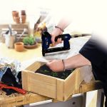 ⁦دباسة خشب هواء ، دبوس مسطح، ارتفاع الدبوس 6-16 مم، ضغط التشغيل 5-7 بار،  1.68 كغ⁩ - الصورة ⁦2⁩